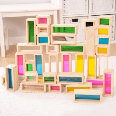 Blocos de madeira coloridos translúcidos empilhados