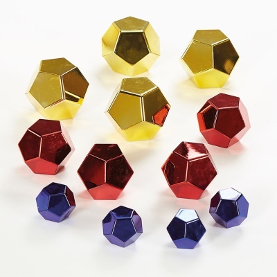 Poliedros metálicos dourados, vermelhos, azuis e azul claro sobre fundo branco
