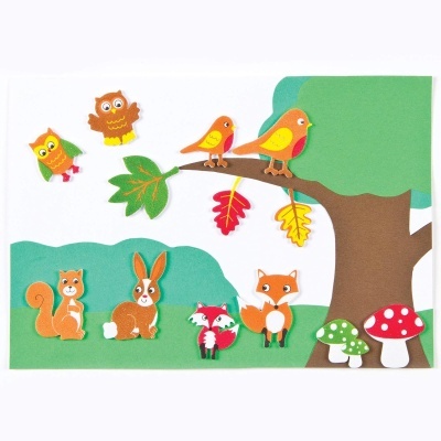 Figuras de animais e natureza em feltro e cartolina coloridos sobre fundo branco