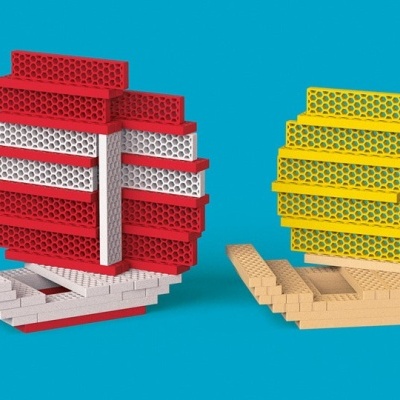 Duas construções de blocos de montar coloridos em vermelho e branco e em amarelo e bege sobre fundo azul.