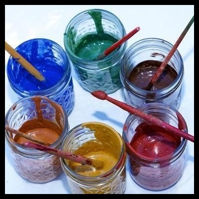 Seis frascos de vidro com tinta colorida e pincéis