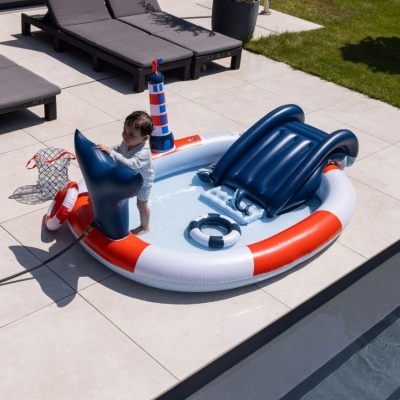 Piscina insuflável infantil com tema marítimo com assento azul e brinquedo de baleia
