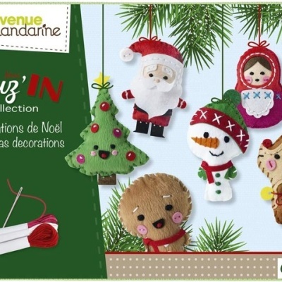 Decorações de Natal em tecido com temas festivos penduradas em galhos de pinheiro.