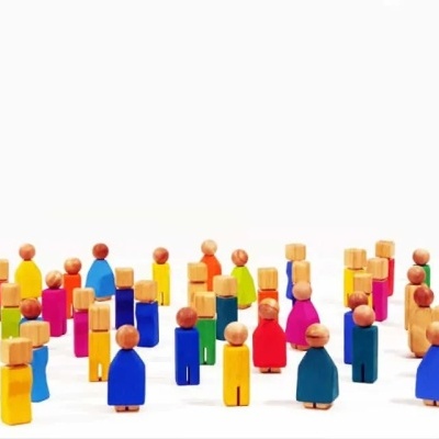 Bonecos de madeira coloridos simplificados