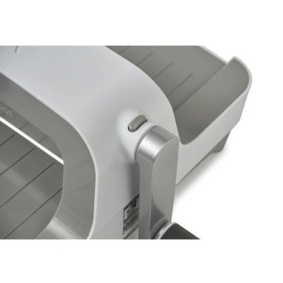 Mandolina de cozinha branca e cinzenta com alavanca metálica e tabuleiro de plástico cinzento