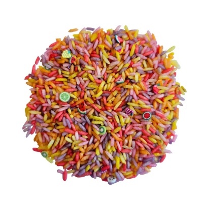 Doces granulados coloridos variados sobre fundo branco