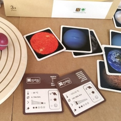 Cartas educativas de planetas e modelo solar de madeira