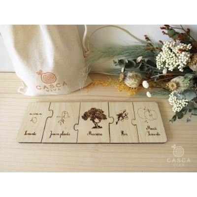 Jogo de puzzle educativo em madeira com palavras e desenhos de frutas