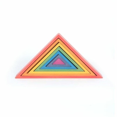 Conjunto de blocos triangulares de madeira coloridos organizados em camadas.