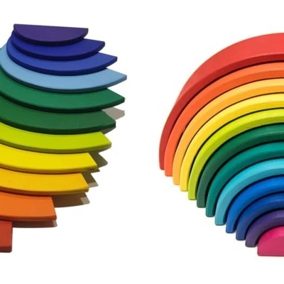 Brinquedos de madeira semicirculares coloridos formando semicírculos