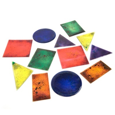 Figuras geométricas coloridas em vidro com textura manchada