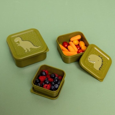 Três caixas de armazenamento verde com tampas de dinossauro e vegetais no interior