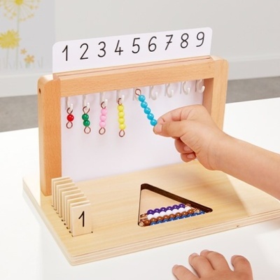Tabuleiro educativo de madeira com números e contas coloridas para aprendizagem