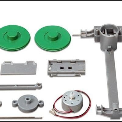 Peças para montagem em plástico verde, cinzento, metal prateado e carenagem branca translúcida