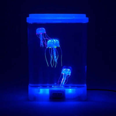 Aquário pequeno com águas-vivas artificiais iluminadas em azul