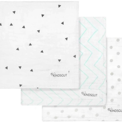 Três panos de malha para bebé KINDSGUT com diferentes padrões brancos e cinzentos.