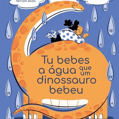 Capa de livro infantil com dinossauro laranja e criança em fundo azul.