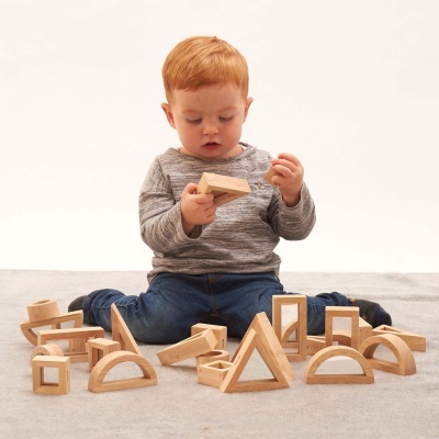 Bebé a brincar com blocos de construção de madeira