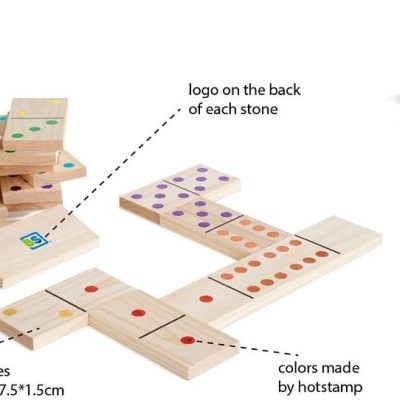 Jogo de dominó em madeira clara com pontos coloridos, acompanhado por um saco de algodão branco com logo BS