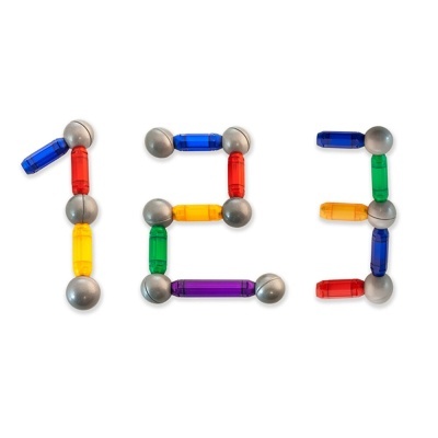 Números 1, 2 e 3 formados por peças magnéticas coloridas e esferas metálicas