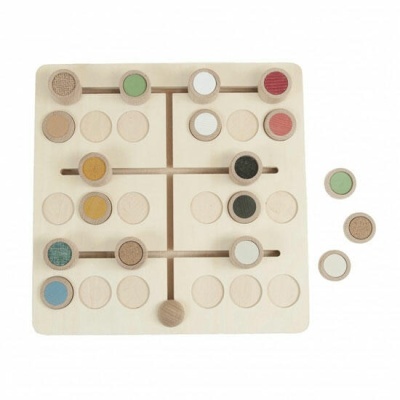 Jogo de tabuleiro de madeira com peças circulares coloridas e estrutura quadrada