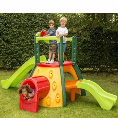 Estrutura de escorrega infantil colorida em jardim com crianças