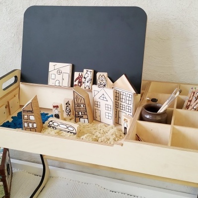 Bandeja de madeira com peças de construção de cidade em madeira organizadas