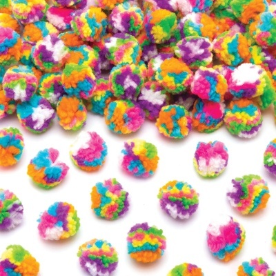 Bolas de pompom multicoloridas em superfície branca
