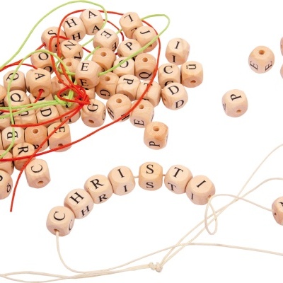 Contas de madeira com letras formando 'CHRISTIAN' e fios coloridos.