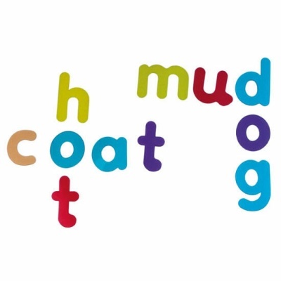 Letras magnéticas coloridas formando palavras cat, hat, mud, dog sobre fundo branco