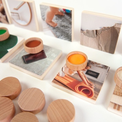 Peças de madeira com imagens e componentes redondos ajustáveis em cima.