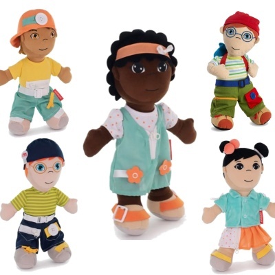 Cinco bonecos de pelúcia com roupas coloridas sobre fundo branco