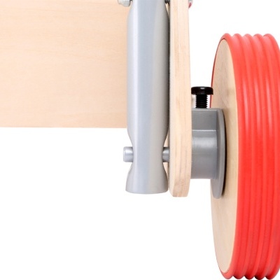 Roda vermelha com estrutura cinza e madeira clara