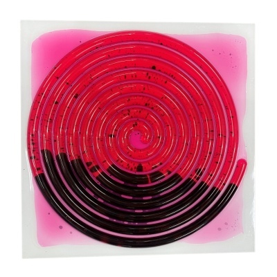 Produto em espiral vermelho e preto com líquido cor de rosa