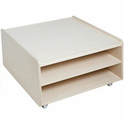 Mesa de centro quadrada em madeira clara com prateleiras e rodas.