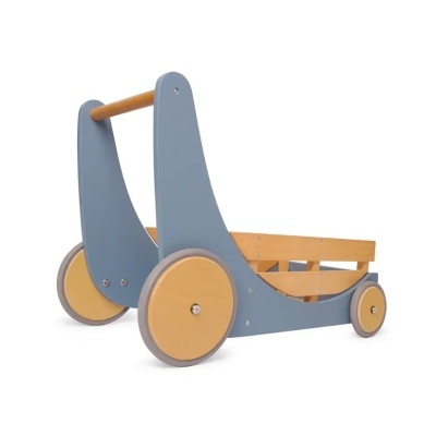 Carrinho de andador infantil de madeira azul com rodas e puxador de madeira natural
