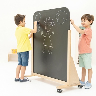 Crianças a desenhar num quadro negro de madeira com rodas