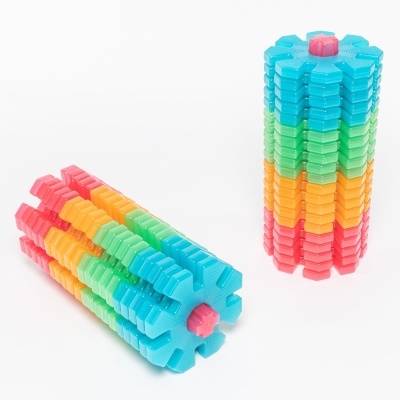 Dois rolos coloridos de plástico com texturas em espiral sobre fundo branco.