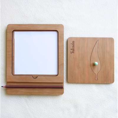 Base e tampa em madeira natural com design simples e gravação de folha e texto 'Folhada'