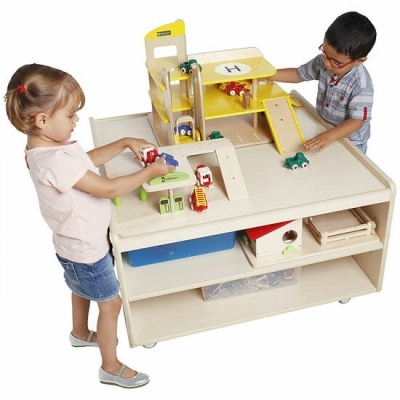 Mesa de jogo de madeira com rampas e carros, crianças a brincar