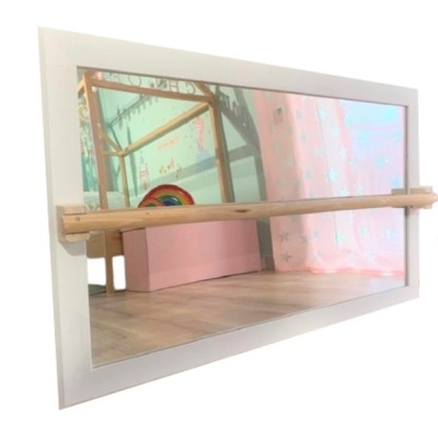 Espelho com moldura branca e barra de madeira clara na frente