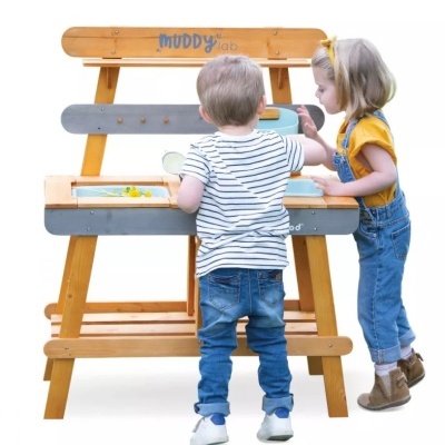 Expositor de madeira para crianças com elementos de brincadeira e aprendizagem e duas crianças brincando