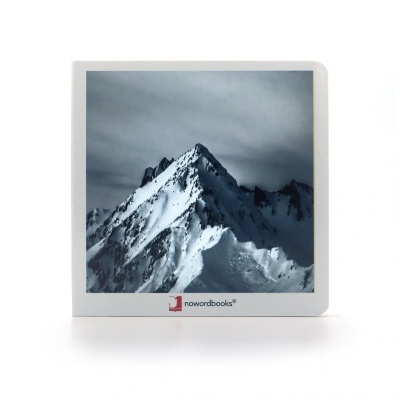 Livro capa dura branca com imagem de montanha nevada e texto nowordbooks®