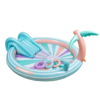 Piscina insuflável azul e rosa com almofada e palmeira insuflável