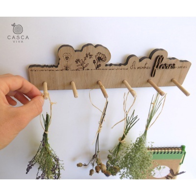 Cabide de parede em madeira clara com desenho e texto para pendurar flores secas