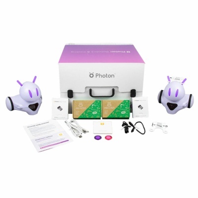 Conjunto de robótica educativa Photon com robôs roxos claros, caixa branca e púrpura e acessórios organizados