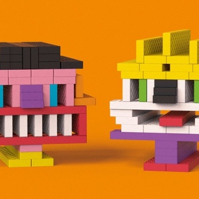 Duas figuras de blocos de montar coloridos sobre fundo laranja.