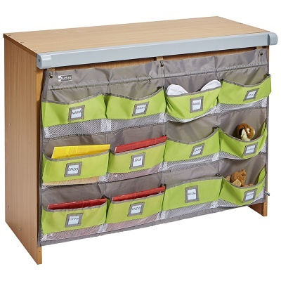 Móvel em madeira clara com bolsos de tecido cinzento e verde etiquetados e com brinquedos