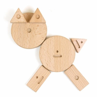 Peças geométricas de madeira com orifícios em fundo branco