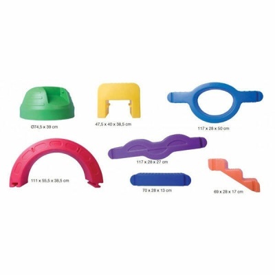Brinquedos de plástico colorido com dimensões indicadas em centímetros.